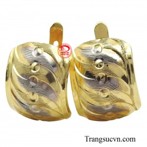 Hoa tai thời thượng quý phái tạo điểm nhấn hài hòa cho gương mặt của bạn.