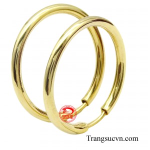 Hoa tai trơn vàng 18k với hình dáng tròn giản dị, giúp người đeo dễ dàng kết hợp với đa dạng phong cách thời trang, từ trang phục hàng ngày đến những bộ váy dạ hội lộng lẫy.