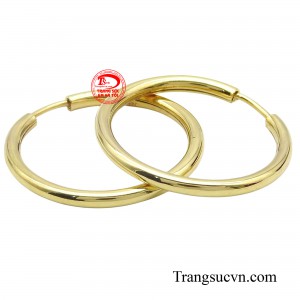 Chính đặc điểm này giúp hoa tai tròn trở thành lựa chọn yêu thích của nhiều người, đặc biệt là phụ nữ trẻ tuổi.