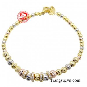 Lắc bi nữ yêu kiều là sự kết hợp giữa vàng màu, vàng trắng và vàng hồng tạo nên một món đồ trang sức mà được rất nhiều chị em ưa thích.