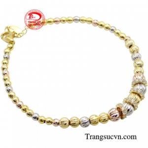 Chiếc lắc là sản phẩm dễ dàng kết hợp với các trang phục và các phụ kiện đi cùng.