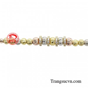 Bất cứ khi nào bạn muốn cải thiện hình ảnh của mình trong mắt người đối diện thì hãy diện ngay chiếc lắc bi vàng phong cách này.