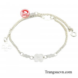Lắc chân bạc đễ thương góp phần nhỏ nhằm tôn lên phần cổ chân nhỏ nhắn, giúp cho đôi chân bạn thêm phần duyên dáng.