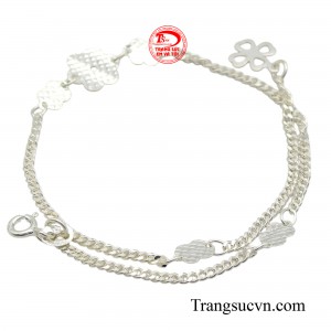 Dạng dây bạc mềm truyền thống mang lại thoải mái khi đeo.