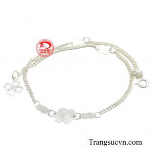 Ưu điểm tuyệt vời nữa của lắc chân này là dễ đeo, dễ dùng mang đến vẻ đẹp phá cách, khác biệt đầy cuốn hút.