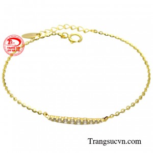 Lắc tay nữ cuốn hút được thiết kế theo kiểu dáng dây hình chữ O nhẹ nhàng nhưng không kém phần sang trọng.