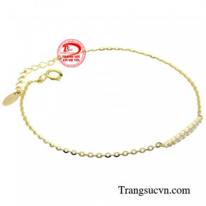 Một chiếc lắc tay nhẹ nhàng ôm trọn vòng cổ tay sẽ giúp các cô nàng cảm thấy thoải mái khi sử dụng.