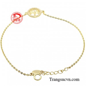 Tuy nhiên với thiết kế lắc đơn giản nhưng vẫn phù hợp với mọi phong cách thời trang từ đơn giản đến những bộ đồ cầu kì.