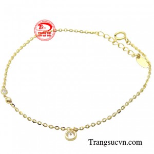 Một chiếc lắc tay nữ được thết kế nhẹ nhàng ôm lấy cổ tay người đeo vừa không gây vướng víu vừa mang đến sự thoải mái cho bạn.