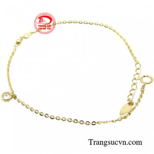 Mọi đường nét trên chiếc lắc tay hài hòa và tinh tế tạo một vòng tròn ánh sáng ôm lấy đôi tay ngà ngọc của các nàng.