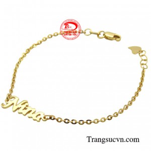 Việc đeo trang sức bằng vàng giúp bé thêm phần dễ thương đáng yêu, thể hiện cá tính và tinh nghịch.