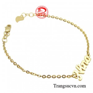 Chiếc lắc tay được thiết kế tỉ mỉ, xinh xắn, khắc theo yêu cầu của khách hàng.