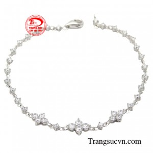 Lắc tay vàng trắng nhẹ nhàng với chất liệu vàng 10k sáng bóng và bền đẹp.
