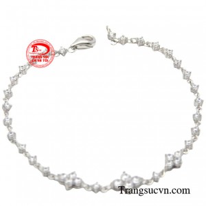 Chiếc lắc tay sẽ giúp bạn nổi bật và ăn điểm tuyệt đối trong mắt người đối diện.