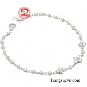 Bạn có thể đeo sản phẩm này vào bất cứ dịp nào quan trọng, dù đi học đi tiệc hay đi gặp đối tác làm ăn.