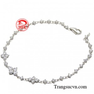 Hoặc nếu như bạn đang tìm kiếm một món quà ý nghĩa để dành tặng người thân, đừng bỏ qua chiếc lắc tay vàng  trắng nhẹ nhnày nhé.