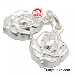 Mặt bạc hoa hồng không đơn thuần là món trang sức mà nó còn giúp người đeo kháng khuẩn và cản gió.