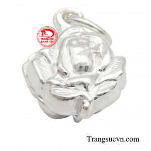 Mặt dây chuyền bạc hoa hồng có thể giúp bạn dễ dàng phối với những bộ đồ khác nhau từ công sở đến những bộ dạ hội.