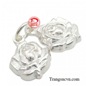 Đeo mặt bạc hoa hồng có ý nghĩa sâu sắc về tình yêu, sự dịu dàng và những cảm xúc chân thành.