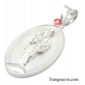 Đeo mặt dây bạc không những thể hiện lòng thành kính với Đức Mẹ mà nó còn giúp chúng ta tránh gió, trừ tà bảo về sức khỏe.