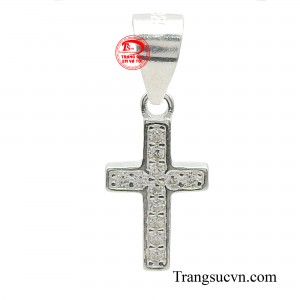 Mặt bạc thánh giá cầu nguyện được làm từ chất liệu bạc cao cấp giúp cô gái của chúng ta tự tin tỏa sáng.