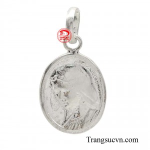 Mặt dây bạc Đức Mẹ ban ơn tượng trưng cho tình yêu thương, lòng từ bi và sự che chở của Mẹ dành cho con cái.