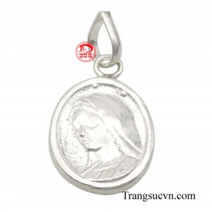 Hình ảnh mặt dây bạc Đức Mẹ được chế tác tỉ mỉ với những đường nét mềm mại trên chất liệu bạc 925 mang lại vẻ đẹp sáng bóng cho người đeo.
