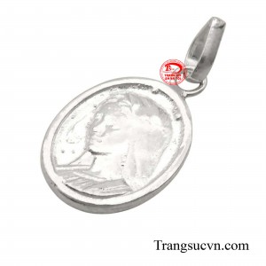 Khuôn mặt Đức Mẹ với ánh nhìn hiền hậu, mang đến cảm giác bình an và thanh thản cho người sở hữu.