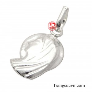 Với khuôn mặt hiền từ, ánh mắt bao dung luôn mang đến cảm giác an lành, bình yên cho người đeo, đồng thời mang đến cho người sở hữu cảm giác bình an, may mắn và hy vọng.