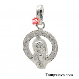 Mặt dây bạc Đức Mẹ thánh thiện được khắc họa tỉ mỉ, với nét mặt hiền từ, ánh mắt tràn đầy yêu thương, mang đến cảm giác bình an và an lành cho người đeo.