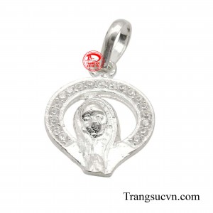 Chất liệu bạc nguyên chất không chỉ tôn lên vẻ đẹp thanh lịch của sản phẩm mà còn mang đến sự bền bỉ theo thời gian.