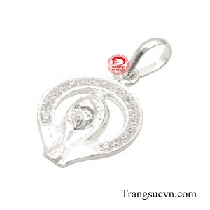 Khi đeo mặt dây bạc Đức Mẹ thánh thiện được xem như một lời cầu nguyện thầm lặng, một sự gắn kết tâm hồn với Đấng Mẹ Maria, mang đến niềm tin và hy vọng trong cuộc sống.