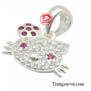 Hiểu được niềm yêu thích của trẻ cho nên những người thợ kim hoàn đã chế tác ra chiếc mặt dây với hình chú mèo hello kitty vừa nghộ nghĩnh đáng yêu tạo nên sự chú ý với trẻ.