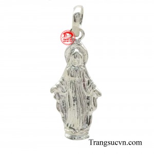 Mặt dây Đức Mẹ bằng bạc được chạm khắc tinh xảo, thể hiện tài năng và tâm huyết của các nghệ nhân.