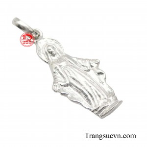 Ngoài ra khi đeo mặt dây bằng bạc còn giúp chúng ta tránh gió, bảo vệ sức khỏe.