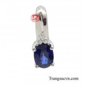 Mặt dây nữ nhỏ xinh là sự kết hợp giữa vàng trắng 18k và màu xanh tươi mát của đá nhân tạo đã mang đến vẻ đẹp sang trọng và quý phái.