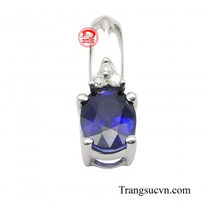 Màu xanh của viên đá mang lại vẻ đẹp không kém gì đá tự nhiên. 