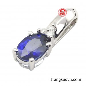 Mặt dây được thiết kế nhỏ gọn, tinh tế phù hợp với nhiều khuôn mặt và phong cách thời trang khác nhau. 