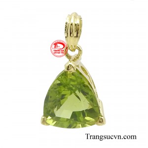 Mặt dây nữ peridot là sự kết hợp hài hòa giữa vẻ đẹp quý phái của vàng 14k và sự lấp lánh của đá peridot.
