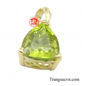 Với sắc xanh của viên đá chủ peridot  mang đến cảm giác tươi mát, tràn đầy sức sống và thường được liên kết với sự cân bằng, hòa hợp.