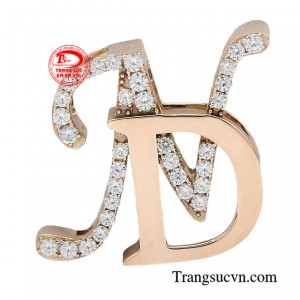 Mặt dây vàng hồng thiết kế được chế tác tinh xảo và cách điệu giữa sự sang trọng của vàng hồng và ý nghĩa sâu sắc của hai chữ cái ND.