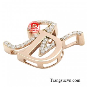 Mặt dây chữ ND có thể là viết tắt tên riêng của người đeo hay cũng có thể là dấu ấn sâu sắc dành cho một ai đó.