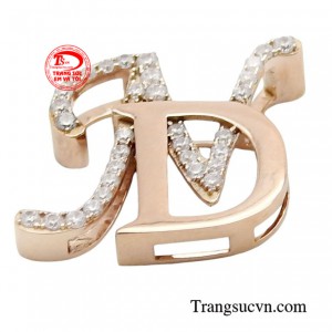 Với thiết kế độc đáo này giúp tôn lên vẻ đẹp của đôi chữ và tạo điểm nhấn cho người đeo.