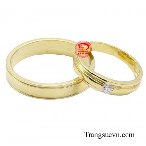 Nhẫn cưới kim cương vĩnh cửu được thiết kế vừa cổ điển vừa hiện đại mang đến sự sang trọng và tinh tế.