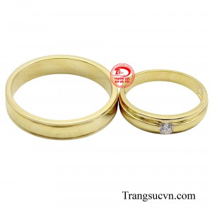 Điểm nhấn của chiếc nhẫn viên kim cương tỏa sáng rực rỡ như chính ngọn lửa tình yêu.