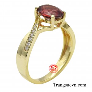 Nhẫn Garnet duyên dáng là sự kết hợp hài hòa giữa vẻ đẹp cổ điển của vàng và sự quyến rũ bí ẩn của đá Garnet.