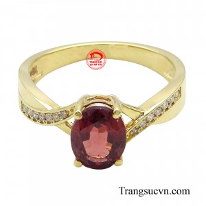Ánh vàng óng ả của vàng 14k tôn lên vẻ đẹp của viên đá Garnet nâu đỏ, tạo nên một tổng thể hài hòa và cuốn hút.