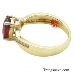 Sở hữu một chiếc nhẫn Garnet giúp nàng trở nên duyên dáng hơn, chiếc nhẫn có thể giúp các cô nàng dễ dàng phối với những bộ đồ khá nhau từ đơn giản đến nhữn bộ đồ sang trọng. 