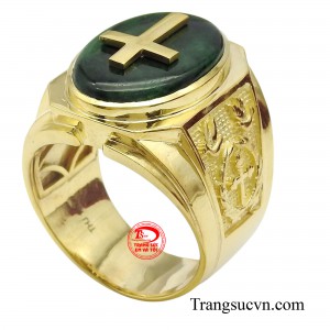 Hình ảnh thánh giá được khắc trực tiếp lên ngọc cẩm thạch cho thấy sự khéo léo dưới đôi bàn tay của thợ kim hoàn để tạo nên một chiếc nhẫn hoàn hảo.