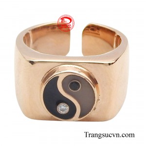 Ánh hồng ấm áp của vàng 18k kết hợp với thiết kế tinh xảo, chiếc nhẫn nam này mang đến một vẻ đẹp vừa cổ điển vừa hiện đại toát lên vẻ đẹp vừa nam tính và mạnh mẽ của các anh.